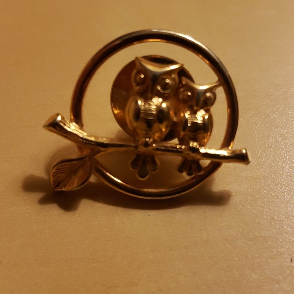 Vintage 1980 Avon Loving Owls Goldtone Pin Owl Lapel Pin